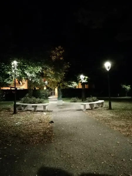 Il giardino dell'Opera Pia Galuppi a Pieve di Cento, fotografato di notte