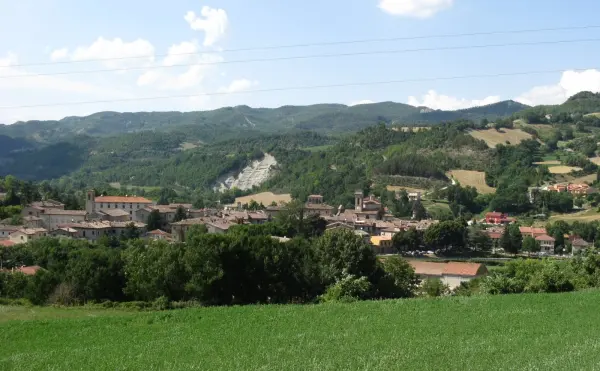 Il luogo: Veduta panoramica del borgo di Mercatello sul Metauro