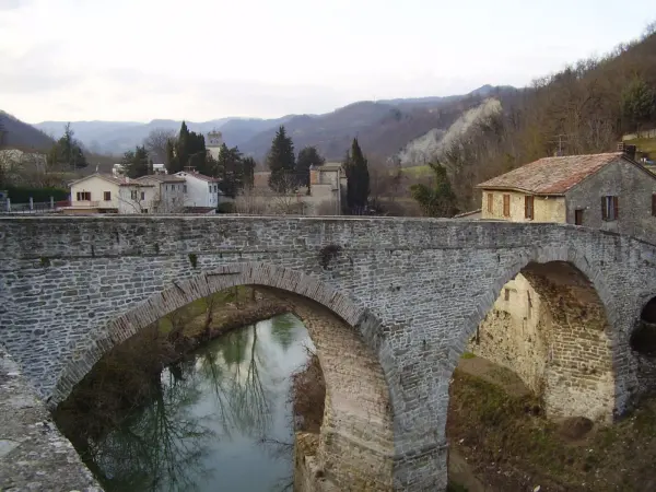 Il ponte romanico a tre arcate sul fiume Metauro