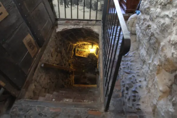 Il luogo: Interno delle grotte della cantina Ca' de Sanzves, sede attuale del presepe