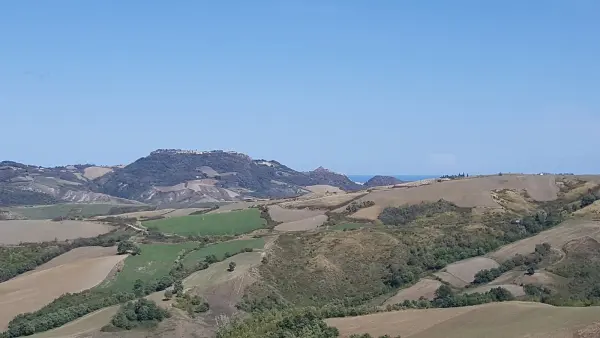Panorama di Sogliano al Rubicone, il comune collinare del Forlivese dove si trova l'oratorio che ospita il presepe.