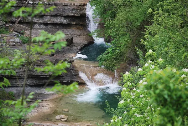 Il fiume che scorre sopra il borgo di Poggio alla Lastra