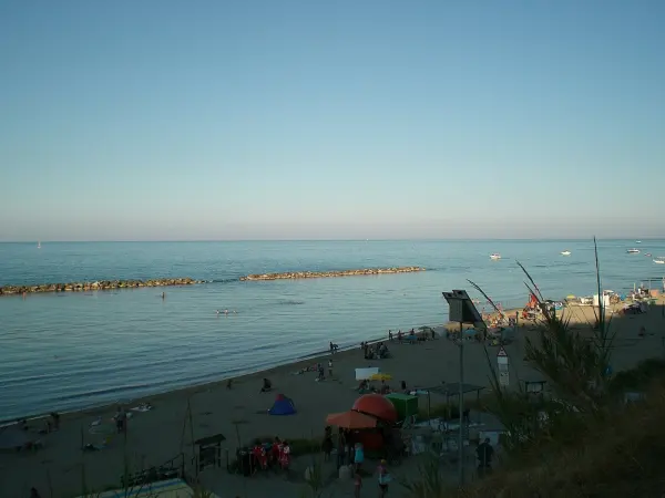 La spiaggia sotto il borgo di Fiorenzuola di Focara