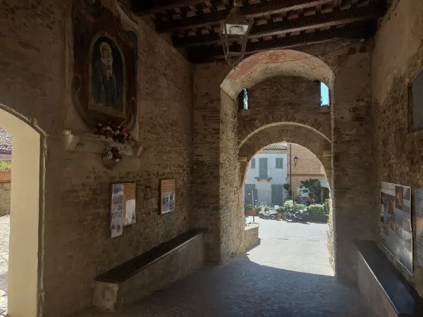 Le mura storiche del borgo di Fiorenzuola di Focara