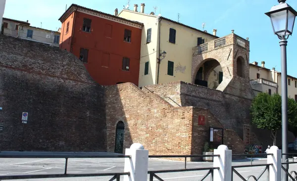 Arco rampante sulla seconda cinta muraria del borgo fortificato di Mondolfo