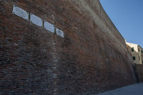 La seconda cerchia muraria del castello di Mondolfo, lungo il tragitto del presepe