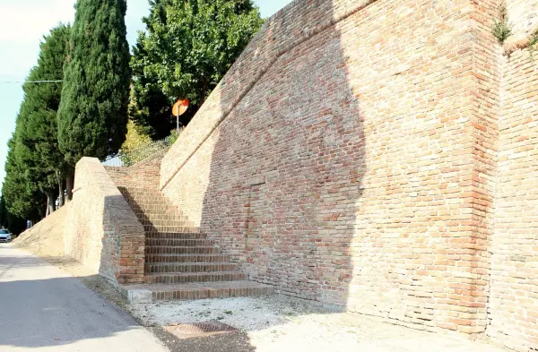 Il bastione di Sant'Anna, muro esterno con scale, nel centro storico murato di Mondolfo