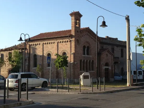 Il luogo: Facciata esterna della Chiesina degli Orfani di Coriano, sede del presepe meccanico