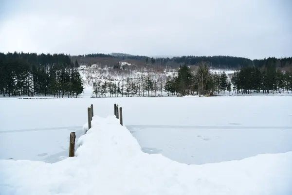 Il luogo: Il lago di Acquapartita, accanto al borgo dove si svolge il presepe vivente