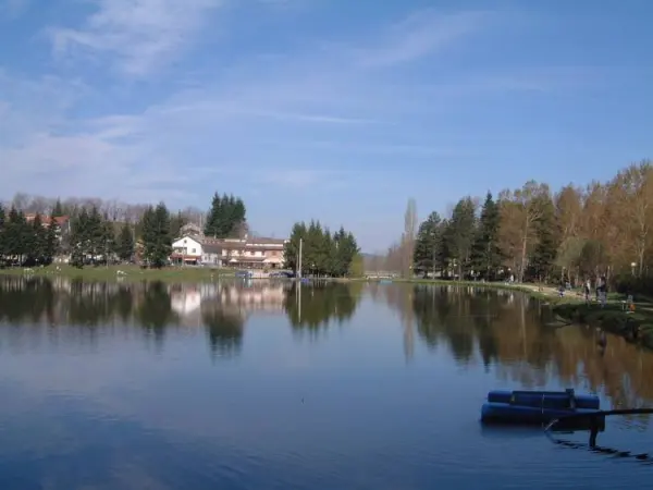 Veduta del lago e del paesaggio di Acquapartita, in Valle del Savio