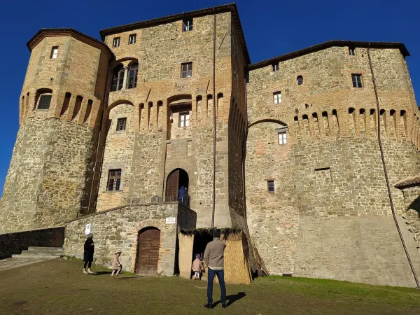 Vista completa della Rocca Fregoso, sede di diorami e presepi d'autore