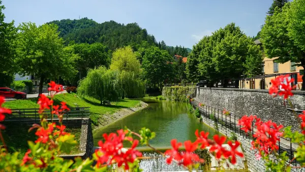 Un tratto del fiume Senio che attraversa il borgo