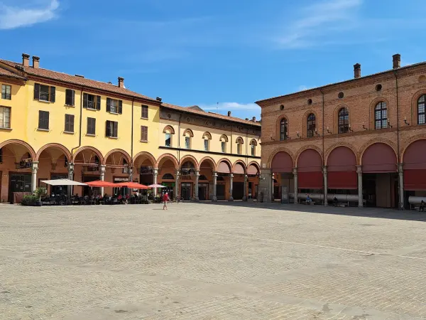 Il luogo: Piazza Matteotti a Imola, dove ogni anno viene allestito il presepe della Cattedrale
