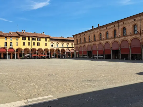 Un altro scorcio di piazza Matteotti, la piazza principale di Imola