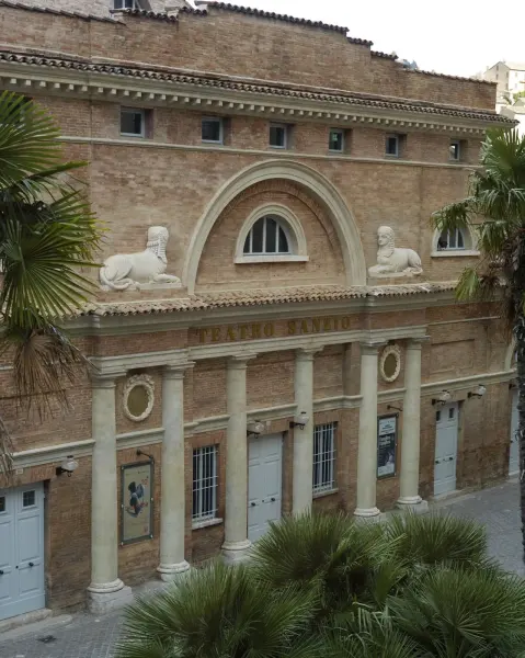 Il luogo: Teatro Sanzio