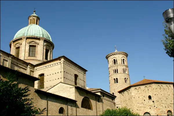 Il luogo: Il Duomo di Ravenna e il Battistero Neoniano visti insieme in piazza Duomo