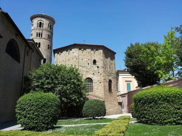 Facciata esterna in laterizio del Battistero Neoniano, detto anche degli Ortodossi