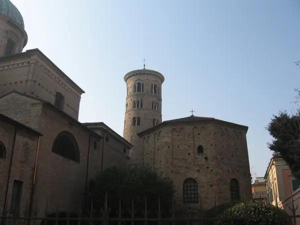Altra veduta dell'esterno del Battistero Neoniano a Ravenna