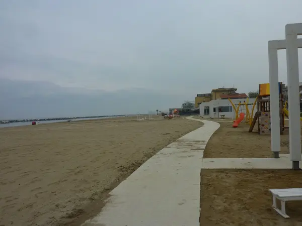 Il luogo: La spiaggia di Torre Pedrera, dove ogni inverno viene allestito il presepe di sabbia
