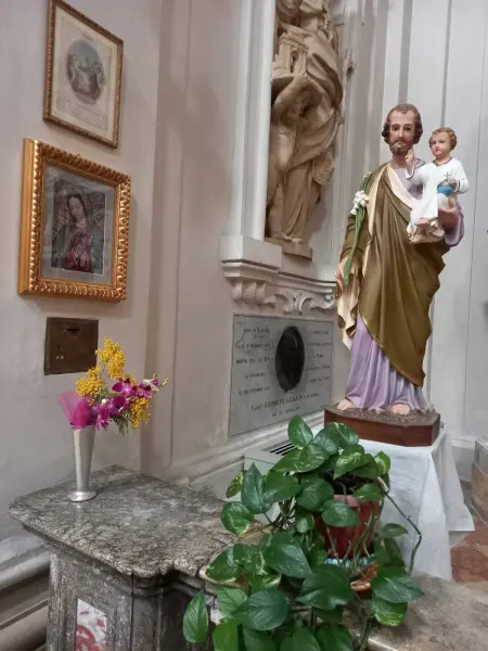 Il luogo: Facciata esterna della Chiesa del Suffragio (Santa Maria del Suffragio) a Ravenna, dove si allestisce il presepe.