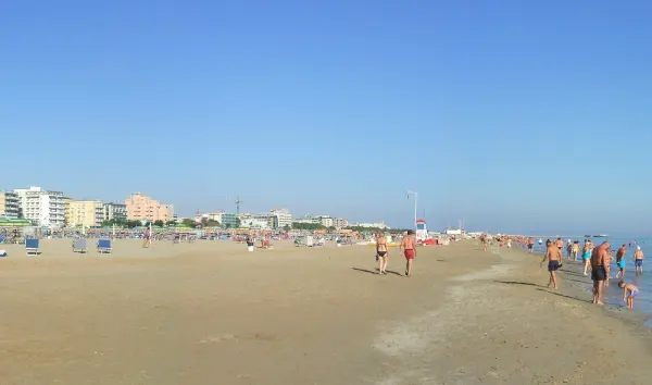 Il luogo: Spiaggia di Rimini nella zona di Marina Centro, dove ogni anno viene allestito il presepe di sabbia