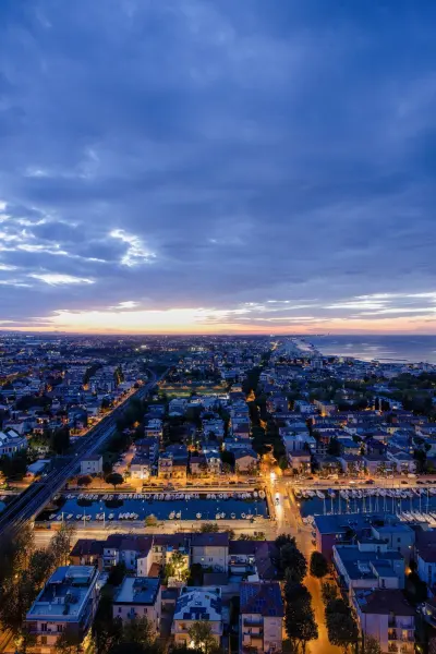Vista dall'alto del litorale e del porto canale di Rimini al crepuscolo, nella zona di Marina Centro