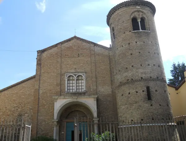 Il luogo: La facciata della basilica di Sant'Agata Maggiore, con il campanile circolare e il portico rinascimentale