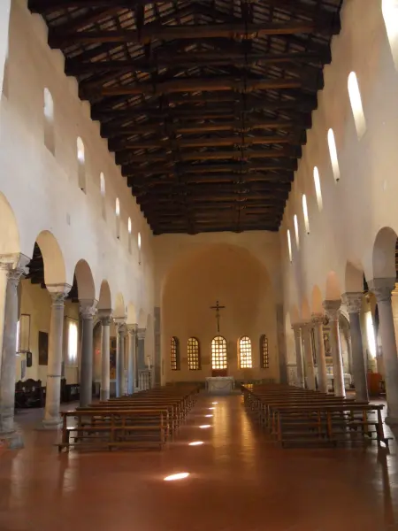 L'interno a tre navate della basilica di Sant'Agata Maggiore, dove viene allestito il presepe