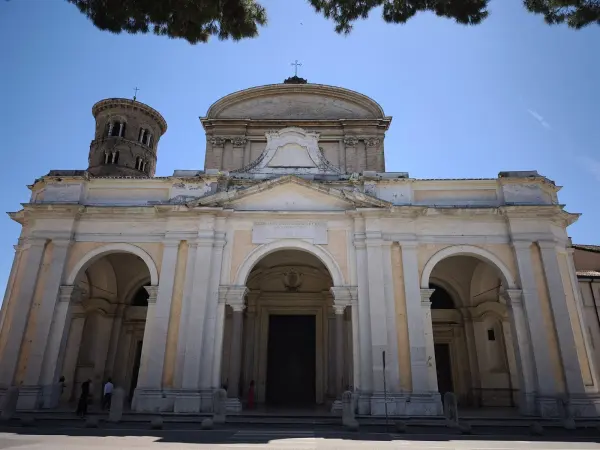 Il luogo: La facciata della Cattedrale di Ravenna, con il portico settecentesco e il campanile cilindrico del X secolo
