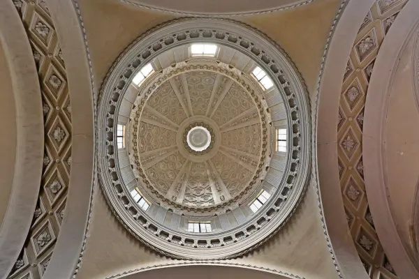 La cupola neoclassica interna della Cattedrale di Ravenna