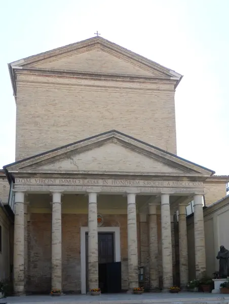 Il luogo: Facciata della chiesa di San Rocco a Ravenna, dove è ospitata la mostra