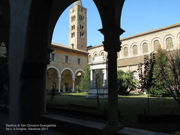 Chiostro della basilica di San Giovanni Evangelista