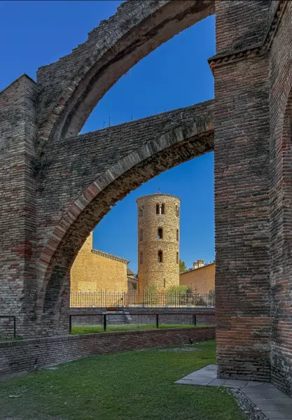 Il luogo: Facciata della Basilica di Santa Maria Maggiore a Ravenna