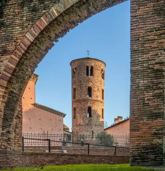 Il campanile cilindrico della basilica visto dalla Basilica di San Vitale