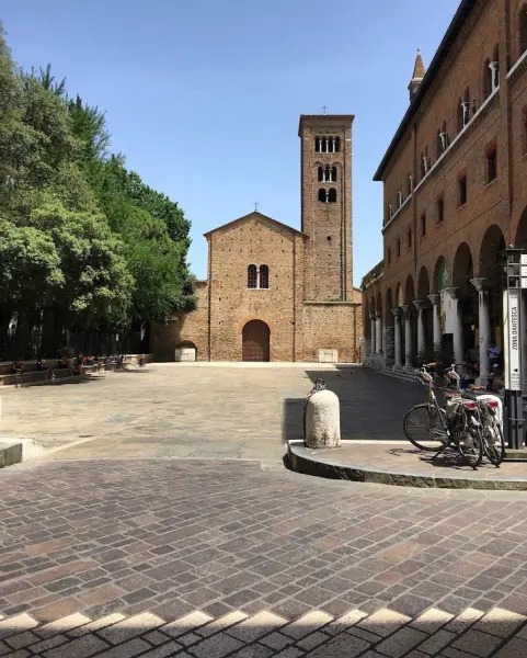 Il luogo: Esterno della basilica di San Francesco a Ravenna in una giornata di sole