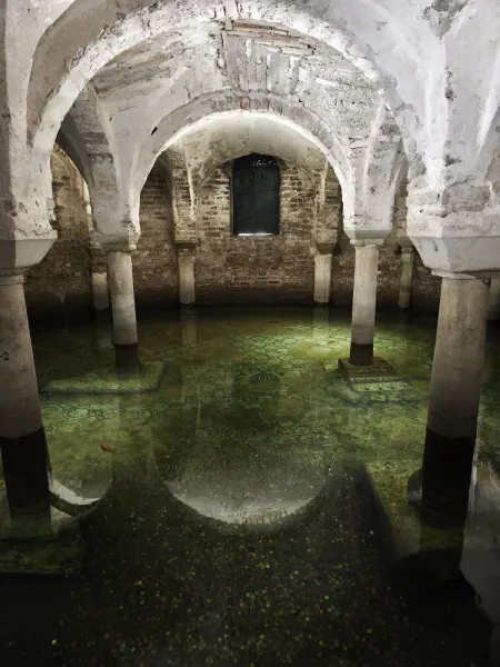 La cripta sommersa della basilica, con i mosaici pavimentali sotto l'acqua