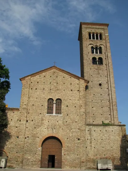 Il campanile e l'esterno della basilica di San Francesco