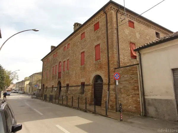 Il luogo: Il Palazzone, edificio storico della frazione di Sant'Alberto, dove si trova il presepe