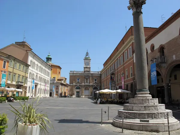 Il luogo: Piazza del Popolo a Ravenna, con la Residenza Comunale, dove si trova la sede BNL del presepe