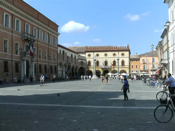 Lato ovest di piazza del Popolo a Ravenna, con il Palazzetto Veneziano
