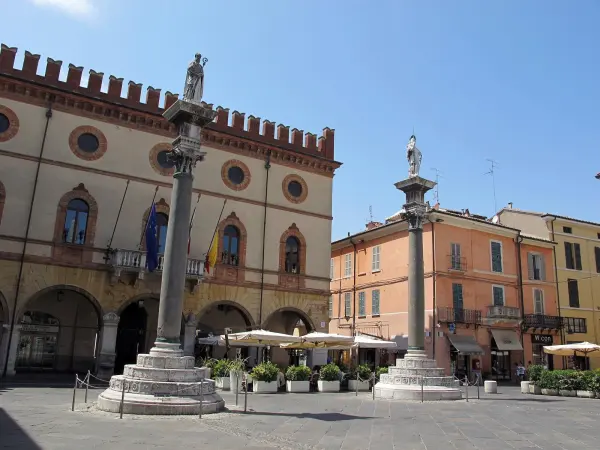 Le colonne monumentali di Pietro Lombardo in piazza del Popolo a Ravenna