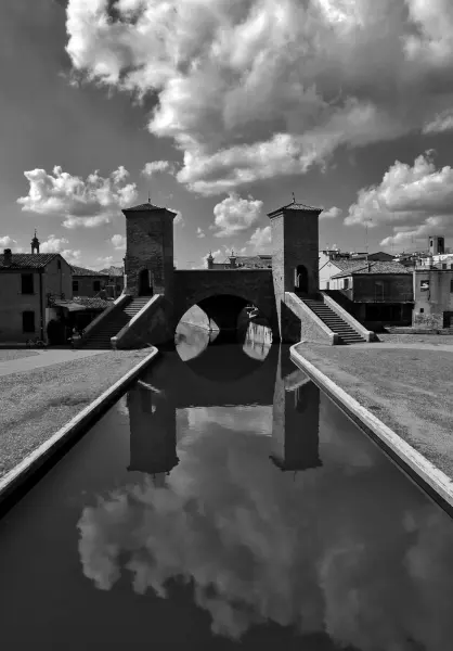 Il luogo: Il ponte del Trepponti, simbolo del centro storico di Comacchio, il borgo dove si svolge il villaggio di Natale Comacchioland.