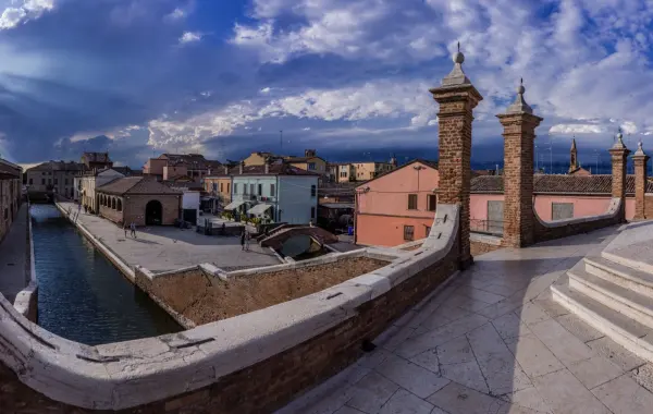 Il centro storico di Comacchio e i suoi caratteristici canali visti dal Trepponti.