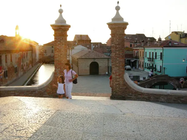 Il Trepponti e gli edifici storici di Comacchio, cittadina lagunare della provincia di Ferrara.