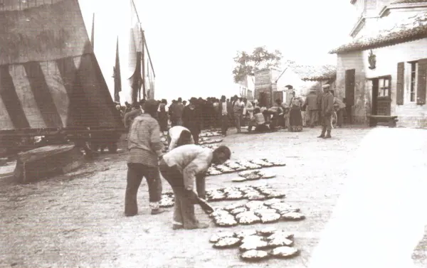 Il mercato del pesce di Porto Corsini in una foto di inizio Novecento, testimonianza della tradizione marinara del borgo