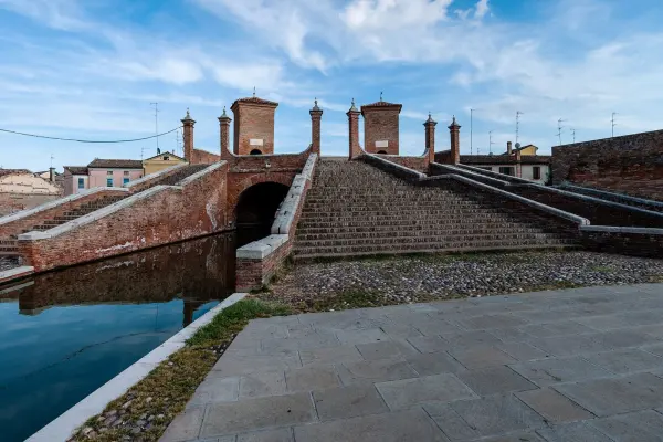Il Ponte dei Trepponti, uno dei luoghi simbolo del presepe diffuso di Comacchio