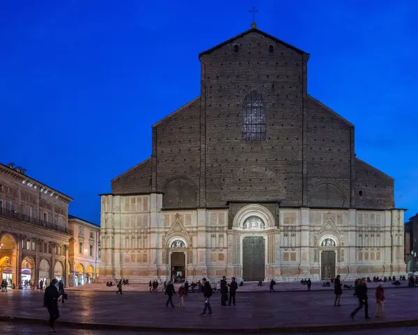 Il luogo: La facciata della basilica di San Petronio in piazza Maggiore a Bologna