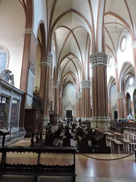 Veduta esterna della basilica di San Petronio, sede dei presepi di Mattei e Mazzotta