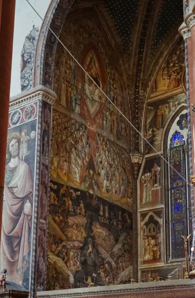 La Cappella dei Magi all'interno della basilica, con gli affreschi quattrocenteschi dell'Epifania