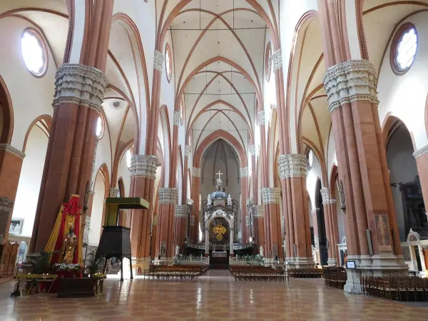 L'interno della basilica di San Petronio, dove ogni Natale vengono allestiti i presepi